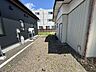 外観：【リフォーム中】住宅西側の駐車スペースです。土の入れ替え等は必要ですが、家庭菜園も楽しめますね。