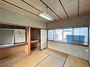 【リフォーム中】2階6帖洋室です。床はフローリングに張り替え、壁・天井のクロスは貼り替えを行います。クローゼットを2つ設置しますので、収納に便利ですね。