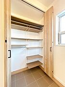 【現況販売】玄関収納です。靴をたくさん収納することができます。