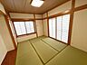 和室：【リフォーム済】玄関脇の和室になります。こちらは畳表替えを行い、壁のクロスを貼り替えました。