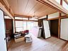 寝室：【リフォーム中／和室8帖】床の間と仏間、収納があります。
