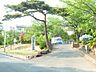 周辺：塩竈市立月見ヶ丘小学校 小学校まで約1600ｍ徒歩20分。交通量も少なく通学に便利な立地です、子育て環境が充実しております。