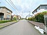周辺：前面道路は幅員約6ｍになります。車同士のすれ違いも可能です。 1m