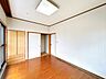 洋室：【リフォーム中】2階南側6帖洋室です。床はワックスがけ、天井壁のクロスは張替え、LED照明に交換予定です。収納付きです。