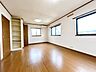 子供部屋：【10/16まで現況販売】2階10帖洋室別角度の写真です。収納は2か所ございます。