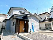 価格には消費税、リフォーム費用を含みます。リフォーム中でもご案内可能。内覧希望の方はお電話ください。外壁塗装、駐車場拡張工事を行いました。塗装を行うことで雨風にも強くなり、見た目も綺麗になるのでさら…