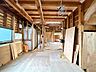 室内：【リフォーム中/居室】1階北側洋室の写真です。床建具交換、壁天井クロス張替え、断熱材交換（解体箇所のみ）、照明交換等を行います。8帖のお部屋には収納スペースもありますのでゆったりとお使いいただけます。