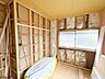 室内：【リフォーム中/室内】1階納戸はフローリング張りを行い、壁面はクロス張替え、建具交換、照明交換等を行う予定です。