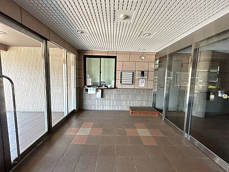 【共用部/マンションエントランス】オートロック付きですので防犯面も安心です。