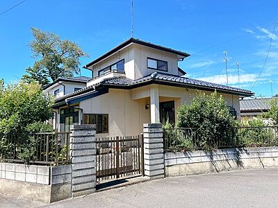 外観:【リフォーム中】外観別角度。屋根と外壁の塗装を行います。重厚感のある佇まいで存在感のある邸宅です。 外観:【リフォーム中】外観別角度。屋根と外壁の塗装を行います。重厚感のある佇まいで存在感のある邸宅です。