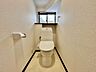 トイレ：【リフォーム済】トイレはジャニス製の新品に交換しました。気になる水回りが新しいのはうれしいポイント。朝の混雑を減らしてくれる2階トイレ付き。