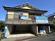 【リフォーム済み】現地外観の写真です。外壁は塗装を行いました。駐車場はガレージ付きで普通車2台駐車可能です。駐車場隣には物置があり、タイヤや自転車、バイクなどを駐車可能です。
