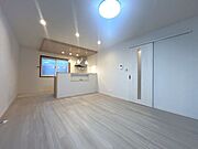 【リフォーム中】2階リビングの写真です。。フローリング張り、クロス張りを行い、明るいリビングに生まれ変わります。