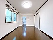【クリーニング済】広々ウォークインクローゼット付きの寝室です。