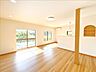 リビング/ダイニング：【リフォーム済】別角度から見た1階LDKです。大きな掃き出し窓がありますので、日当たり良好です。