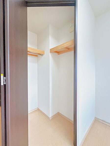 【リフォーム中】洋室には収納が設置されております。収納内部もクロスの張替えを行う予定です。
