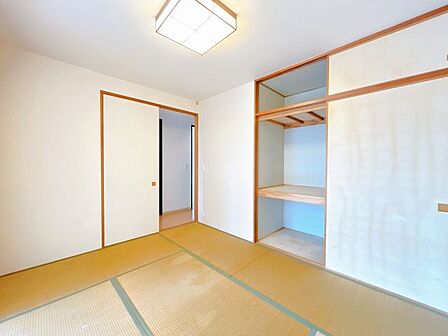 【リフォーム中】LDK横の和室は畳表替えやクロスの張替え、照明交換を行う予定です。LDK横にありますので、来客時やお子様の遊び場としても良さそうですね。