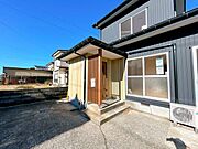 【リフォーム済】玄関扉は交換を行いました。玄関回りは木目調の外壁でおしゃれに仕上げました。
