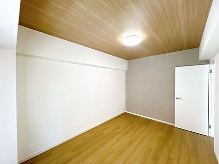 南側約6帖洋室の様子です。フローリング仕上げ、クロス張替え、照明交換等を行いました。