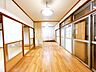室内：一階12帖の洋室です。