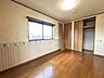 洋室：【リフォーム前写真】2階南西側の写真です。各居室フローリングの上張り、クローゼットの建具交換を行います。