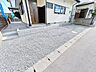 駐車場：【耐震工事済み】駐車場は拡張し2台駐車可能。敷地内や駐車場はお手入れの手間や使い勝手を考え、目の細かい砂利を敷き込みました。