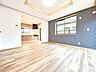 リビング/ダイニング：【リフォーム完成】【住宅ローン減税対象】リビング別アングル写真です。LDKを作成し床を既存の床に上張りを行いました。