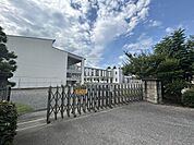 市貝町立市貝中学校 市貝中学校まで約500ｍ（徒歩7分）通学する際に近い距離なので、負担が少なく親御さん、お子さんにとっても安心ですね。