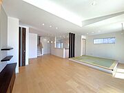 【築3年・西南角地】リビングの写真です。