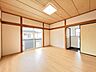 和室：【リフォーム完成】2階和室写真を撮影。フローリング仕上げへ変更し、壁・天井のクロス・ふすま張替えを行いました。洋室として使いやすく、様々なライフスタイルに対応できる空間へ生まれ変わります。