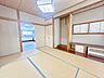 和室：現況販売中　1階和室ごろ寝が出来る和の空間は小さなお子様にもご年配の方にもくつろぎの場になりますので嬉しいですね。