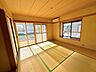 室内：【リフォーム前】和室の様子です。掃き出し窓が大きく、お庭が眺められます。