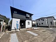【リフォーム完成】駐車場の写真です。並列2台・横付け1台の合計3台駐車可能です。