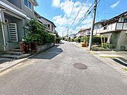 【リフォーム中】前面道路写真です。幅員約6ｍです。大通りではないので落ち着いて駐車出来ます。