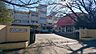周辺：【小学校】本郷小学校まで約2400ｍ（徒歩30分）。お友達と会話を楽しみながら登下校ができますね。