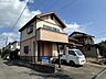 外観：【リフォーム中】外壁はもちろん、屋根まで塗装いたします。すっきりとした外観になると新生活も気持ちよくスタートできそうですね。