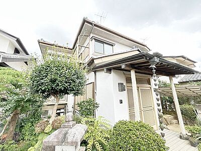 外観：【リフォーム中　10/4更新】価格には消費税を含みます。自社物件につき随時ご案内可能。内覧希望の方はお電話ください。外壁塗装してきれいな外観に変わります。