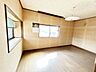 室内：【リフォーム中　10/4更新】2階南西側洋室別。2面採光で明るく風通しの良い洋室。主寝室や子ども部屋としておすすめです。床フローリング貼り、壁天井のクロス貼替予定です。