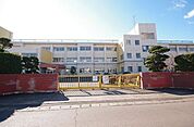 養蚕小学校まで約850ｍです。お子様の足でも安心の距離。毎日通う小学校が近くにあると嬉しいですね。