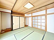 【リフォーム完成】1階西側和室写真です。こちらも南側にあるので日当たりが良い明るいお部屋です。来客があった際になにかと重宝する和室ですので一部屋はあると便利ですね。畳表替え、障子襖張替え、照明交換、…