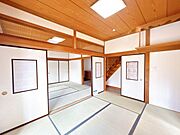 【リフォーム完成・即入居可】1階東側和室の写真です。畳表替え、壁クロス貼り、ふすま張替え、障子張り替え、照明交換等いたしました。隣りの和室と続き間になっているので、ふすまを外せば広くお使いいただけま…