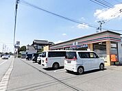 セブンイレブン野田三ツ堀店まで約800ｍです。ちょっとした買い忘れがあってもすぐに行ける距離にコンビニがあると嬉しいですね。