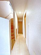 【現況販売】廊下写真です。明るい空間となっております。ハウスクリーニング致しました。