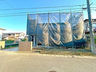 外観：【リフォーム中　10/11更新】外観別アングル写真です。10～15年に一度は外壁屋根のメンテナンスをお勧めしております。手前の樹木は撤去致します。