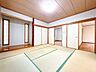 リビング/ダイニング：【10月12日まで現況販売】1階8帖和室写真です。い草の香りを感じられる落ち着いた和室です。客間としてはもちろん、お子様の遊び場やくつろぎの空間としても活用できます。