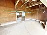 駐車場：【リフォーム中10/3更新】付属建物の倉庫内の写真です。中の鉄骨棚も現況のままお渡しです。