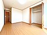 その他：【リフォーム完成】2階南側洋室写真です。こちらのお部屋も収納付きですので、お洋服やお荷物なども収納可能です。ハウスクリーニング致しました。