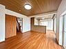 室内：【リフォーム完成】1階和室写真。こちらは現在のリビングとつなげて約23帖の広さのリビングになりました。床フローリング張、壁・天井クロス貼替、照明交換いたしました。