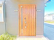 【現況販売】玄関はお家の顔となる部分、お客様が最初に目にする場所だからこそ、第一印象が大切ですね。