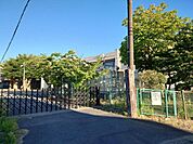 増穂小学校まで約2.3ｋｍ（徒歩約29分）　お子様の通学の負担も少ない距離です。お友達とおしゃべりしながら歩けばあっという間の距離ですよ。 2200m
